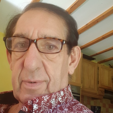 Homme retraité physique normal 