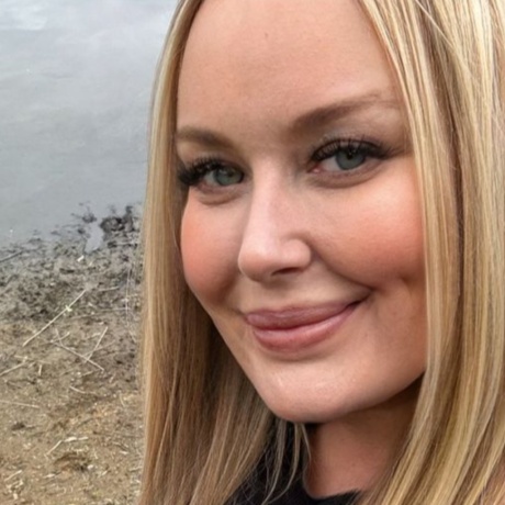 Femme calme et bienveillante 