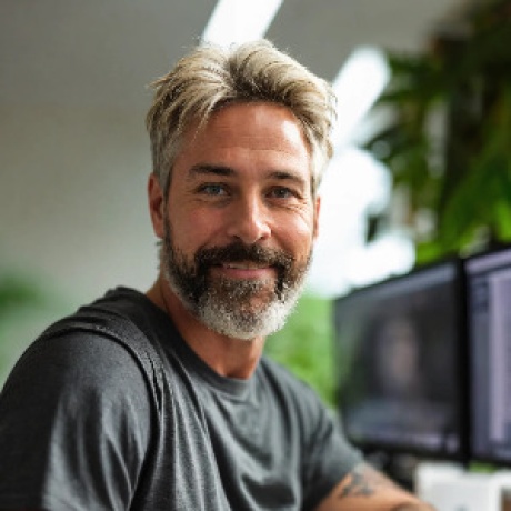 Vieux surfeur à la peau salée